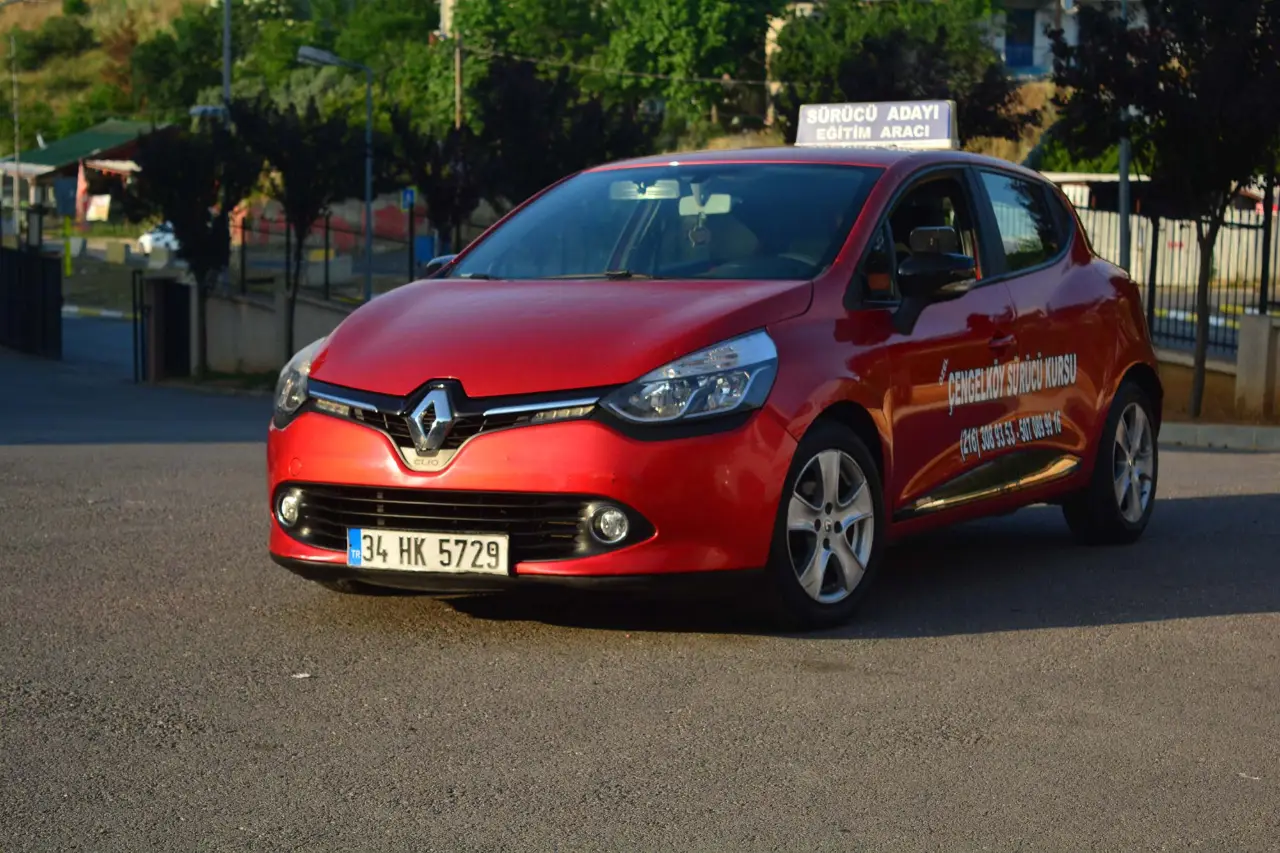 Çengelköy Sürücü Kursu’nun turuncu Renault Clio eğitim aracı