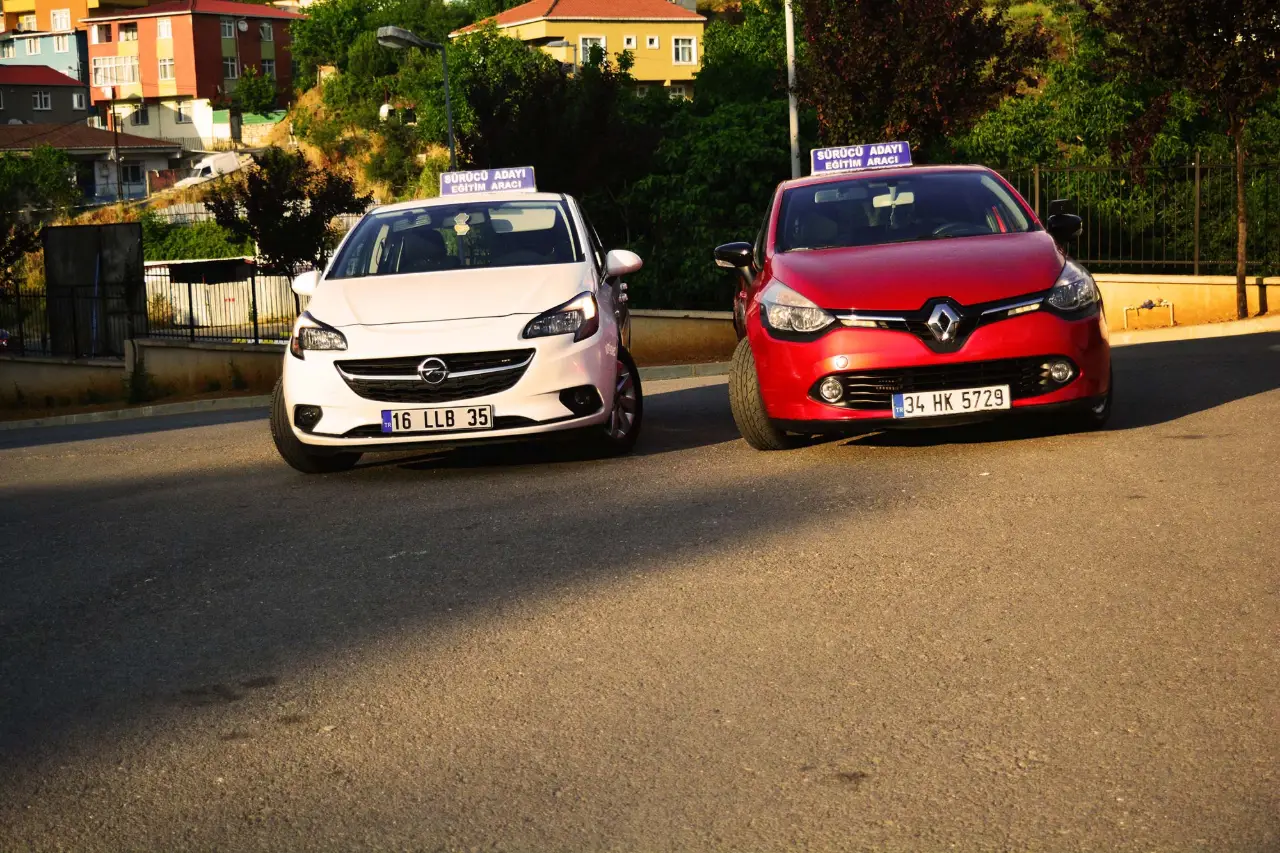 Beyaz ve turuncu eğitim araçları