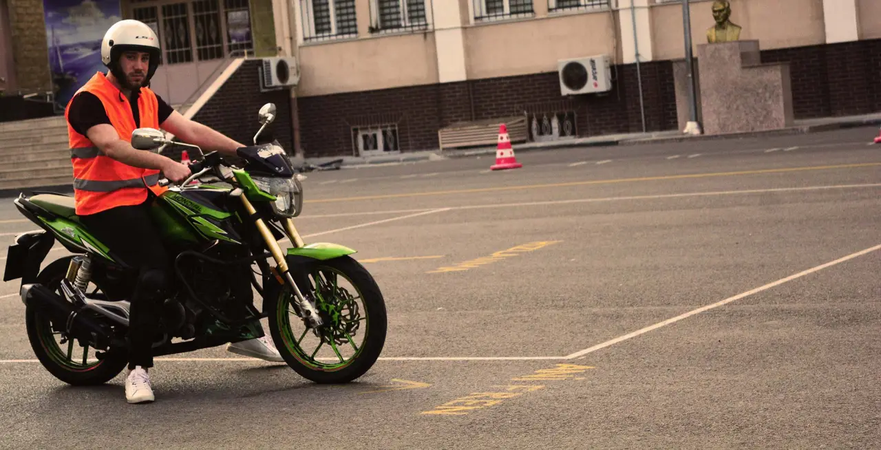 Kurs alanında motosiklet eğitimi alan öğrenci