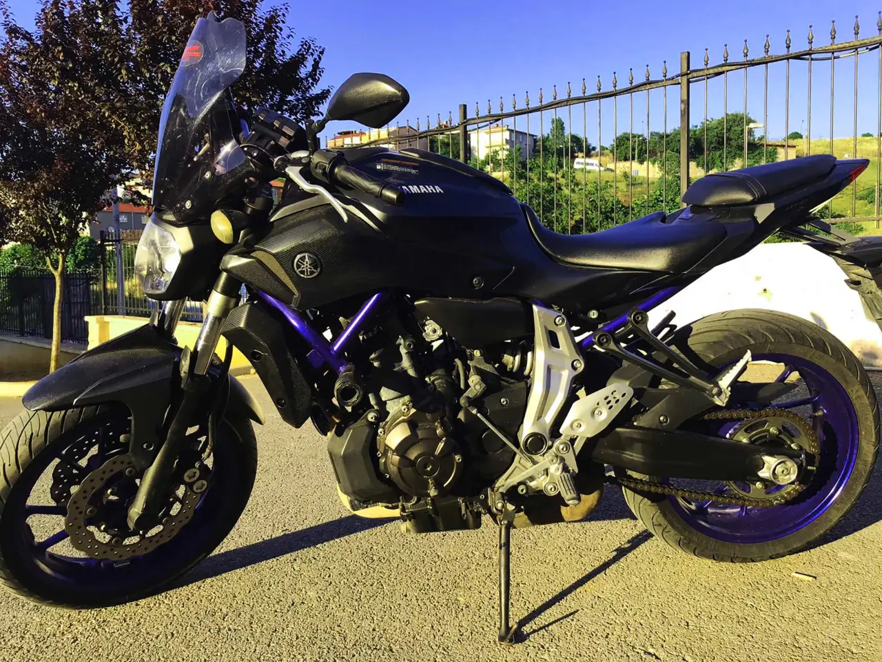 Kursun mavi-siyah eğitim motosikleti