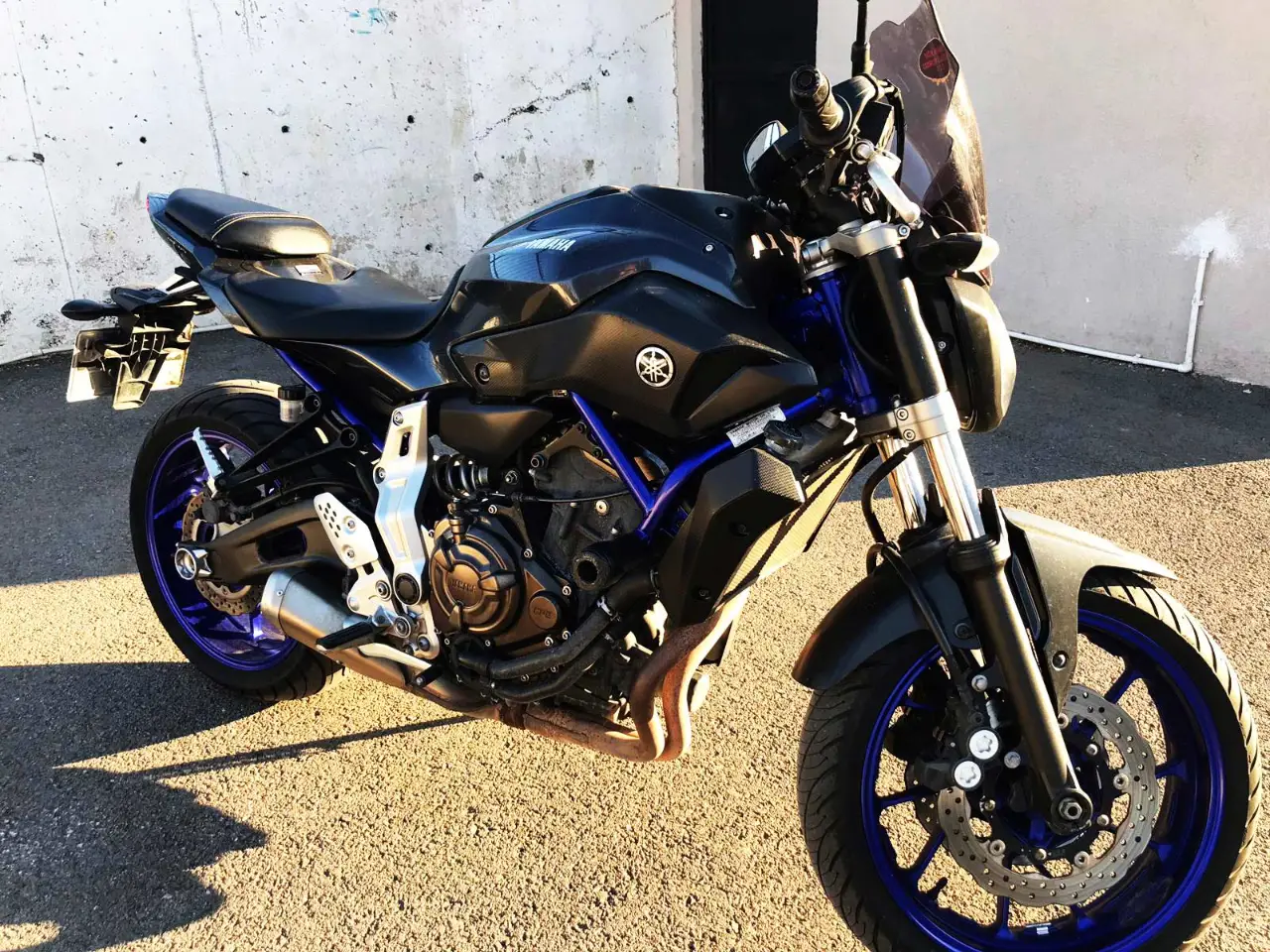 Kurs bahçesinde park halindeki motosiklet